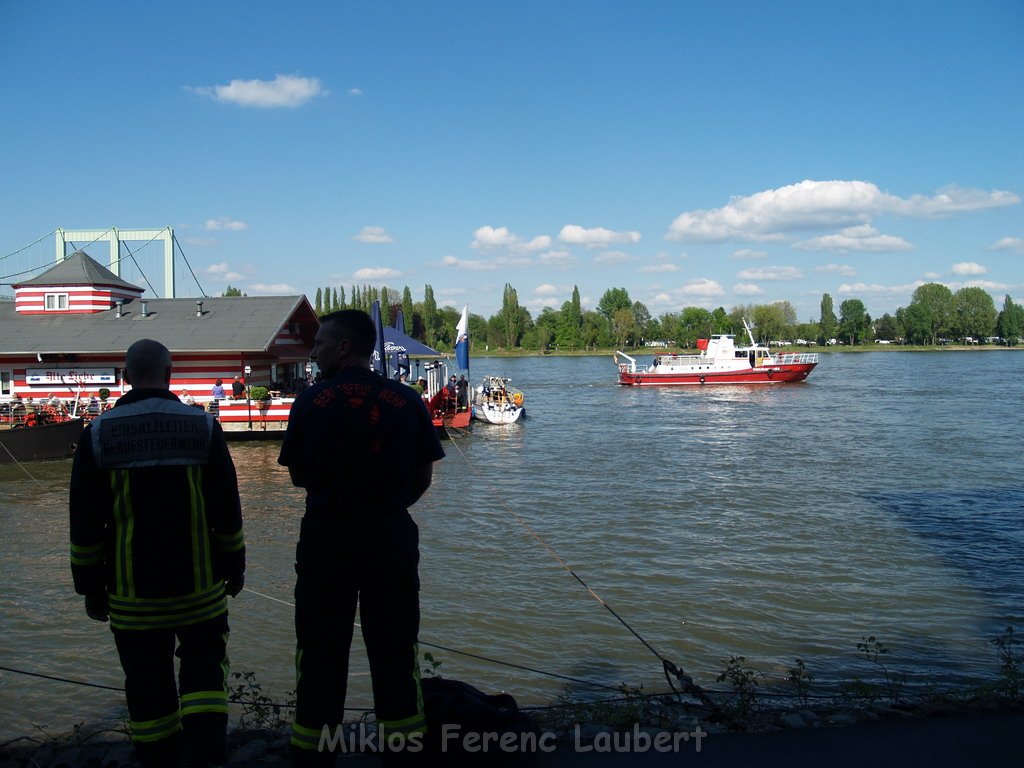 Motor Segelboot mit Motorschaden trieb gegen Alte Liebe bei Koeln Rodenkirchen P040.JPG